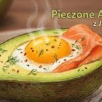 pieczone awokado z jajkiem i łososiem