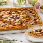 Wielkanocny mazurek kajmakowy udekorowany bakaliami