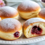 Pieczone pączki z nadzieniem różanym i cukrem pudrem