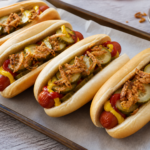 Domowe hot dogi z ogórkiem musztardą i cebulką