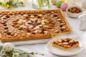 Wielkanocny mazurek kajmakowy udekorowany bakaliami